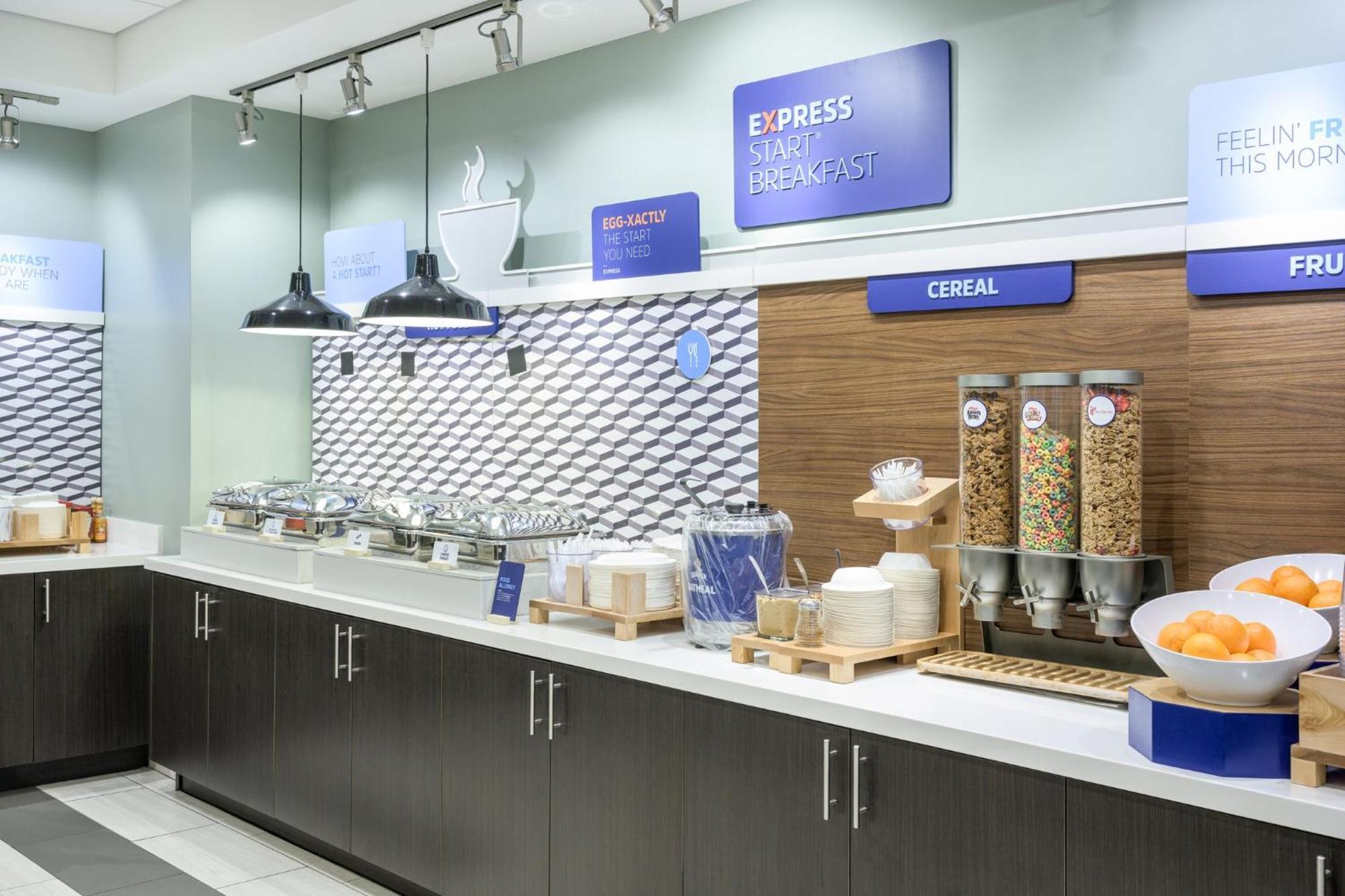 Express & - - East Mesa By Ihg Hotel 3*